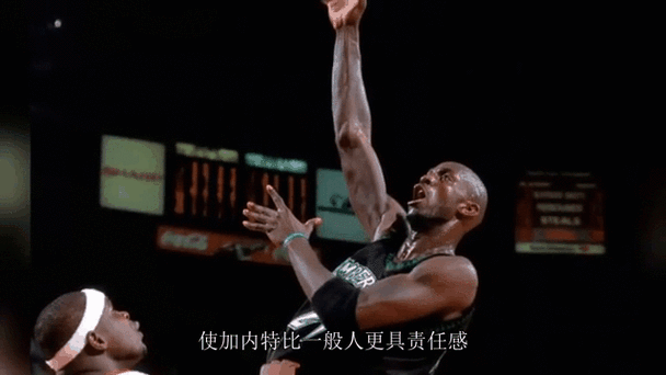 姚明扣加内特经典回顾（重温中国巨人对决狼王震撼瞬间）