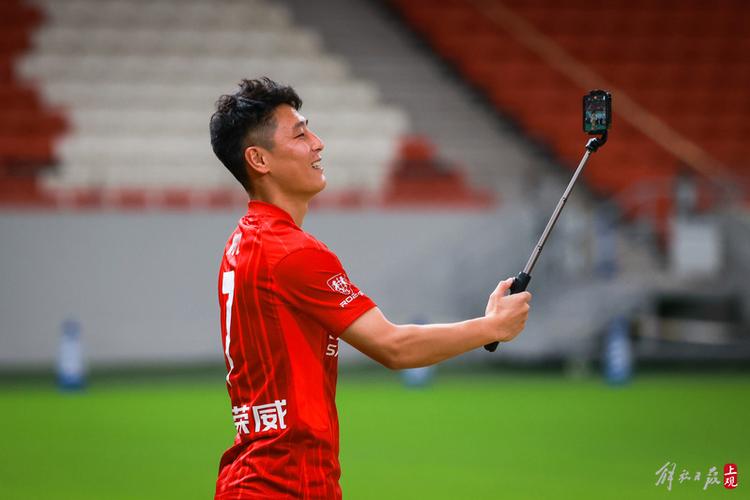 武磊身穿7号球衣未来如何？专家预测发展与挑战前景