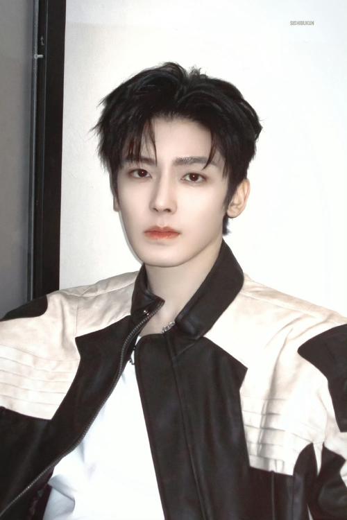 h姓男星近况曝光？复出动作引网友疯狂猜测