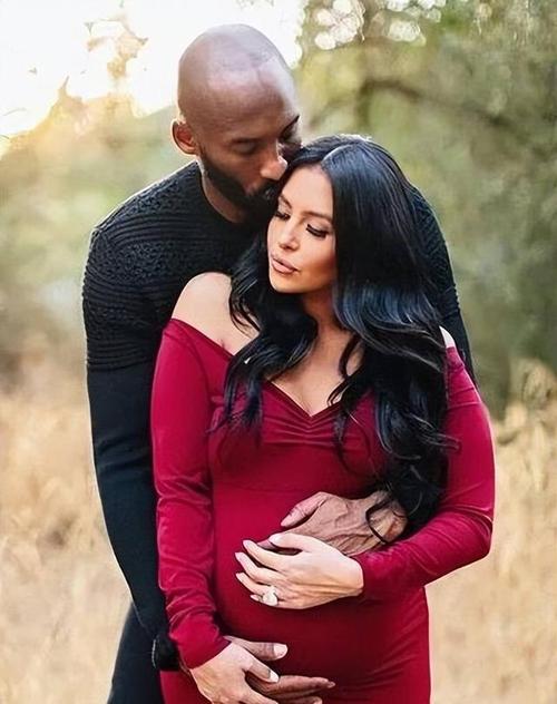 瓦妮莎情人节晒合影缅怀科比(背后深情故事引发粉丝泪目)。