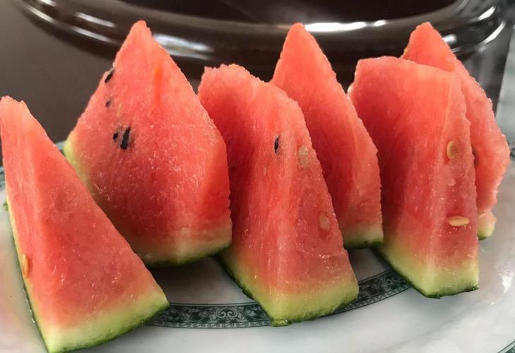 日本一颗草莓900谁在买(天价水果的消费人群揭秘)