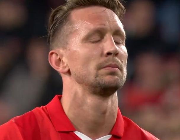 德容飞踹阿隆索争议焦点？球迷反应专家点评分享