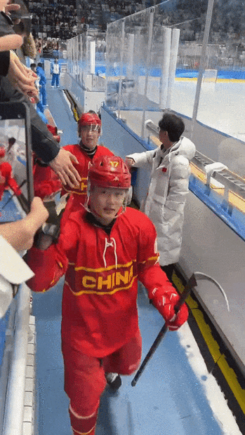 冰上对决美国队!中国男冰0比8首战告负现场实况