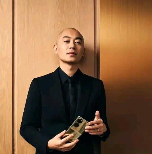 朱亚文换头像了有何深意？(娱乐圈内幕解读事件)