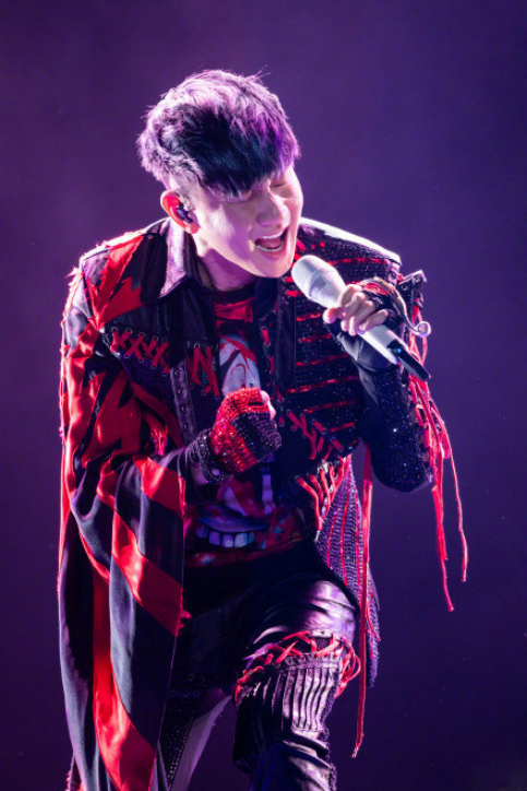 周晓鸥翻唱无地自容啥意思?歌词太扎心听哭好多人!