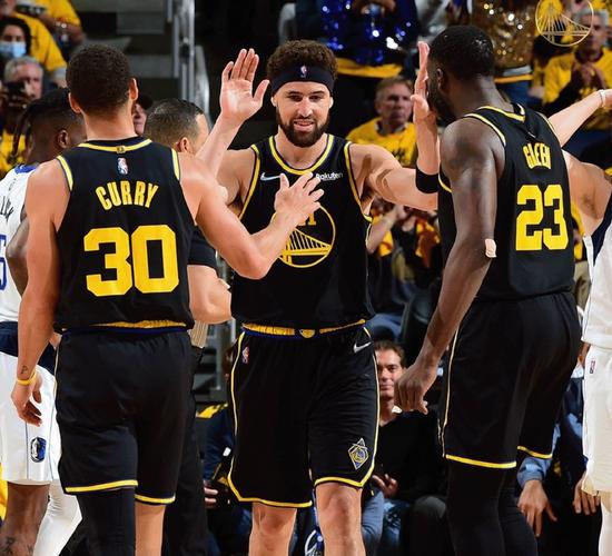 克莱汤普森和库里谁更厉害？对比两大射手的优势和特点！