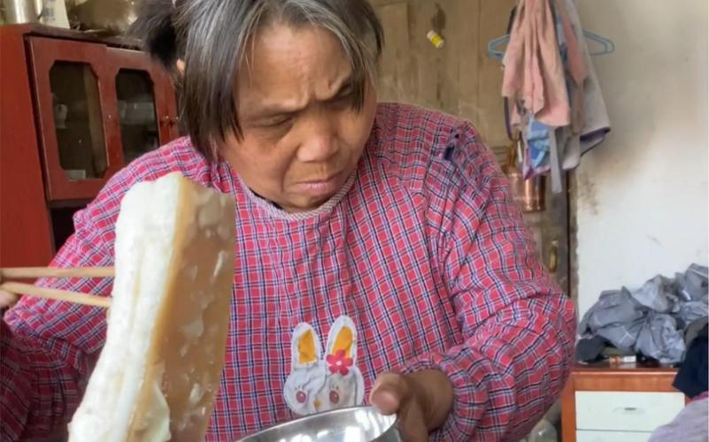 脑瘫儿被盲人妈妈嘴喂二十年？真实生活细节震撼人心