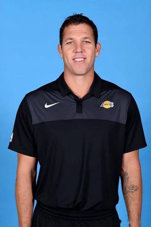 卢克-沃顿执教喜欢用啥战术？聊聊他常用的挡拆进攻体系