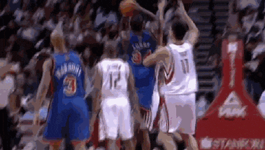 姚明扣加内特经典回顾（重温中国巨人对决狼王震撼瞬间）