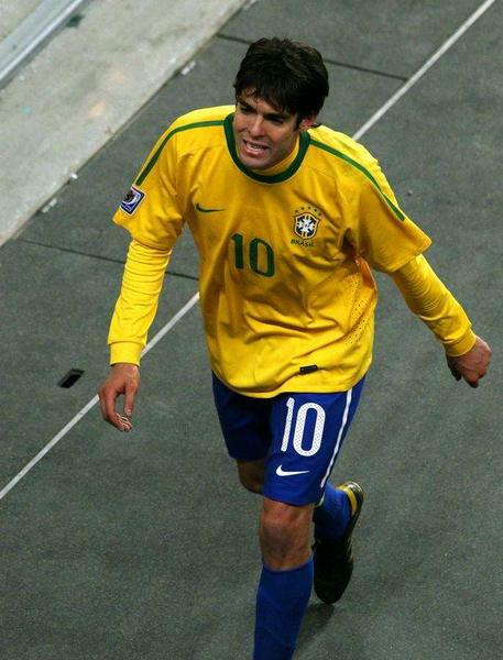 卡卡红牌怎么避免类似问题？(职业球员分享实用防守技巧！)