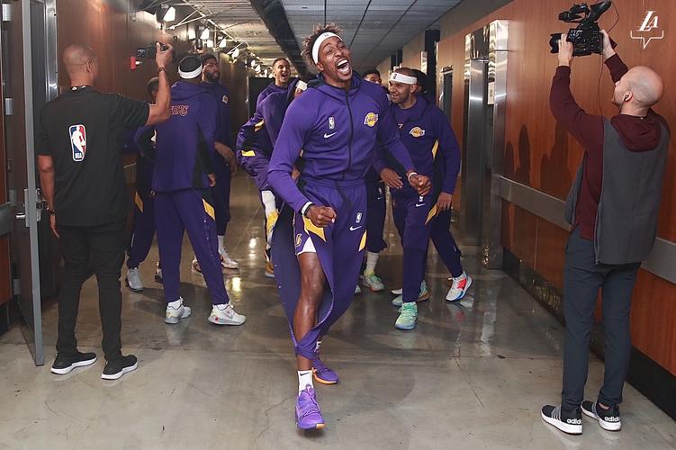 浓眉击掌遭无视引发热议，当事人回应曝光全过程！