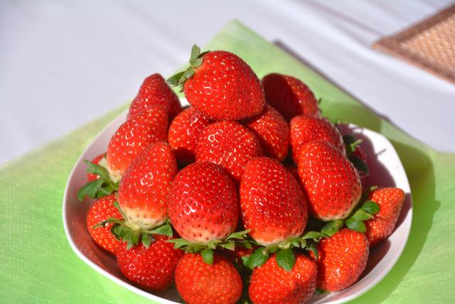 日本一颗草莓900谁在买(天价水果的消费人群揭秘)