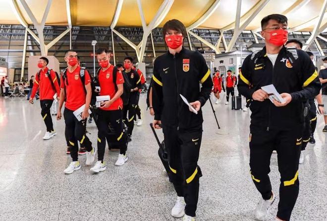 胡锡进狠批男足妈宝相!揭秘赖相为何成风气