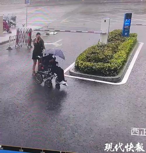 女子请老人小孩避雨怎么帮?(暴雨突袭中的好人举动分享)