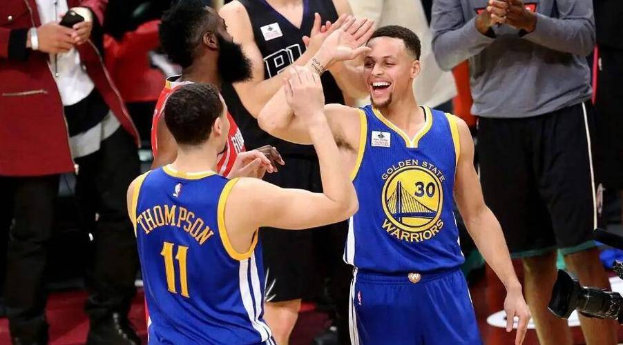 克莱汤普森和库里谁更厉害？对比两大射手的优势和特点！