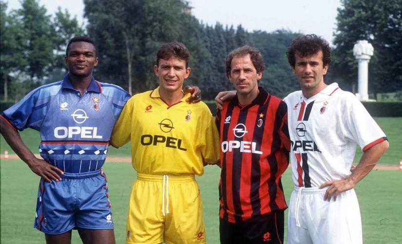 ac米兰队标有几种版本?(历代变化演变过程图解)