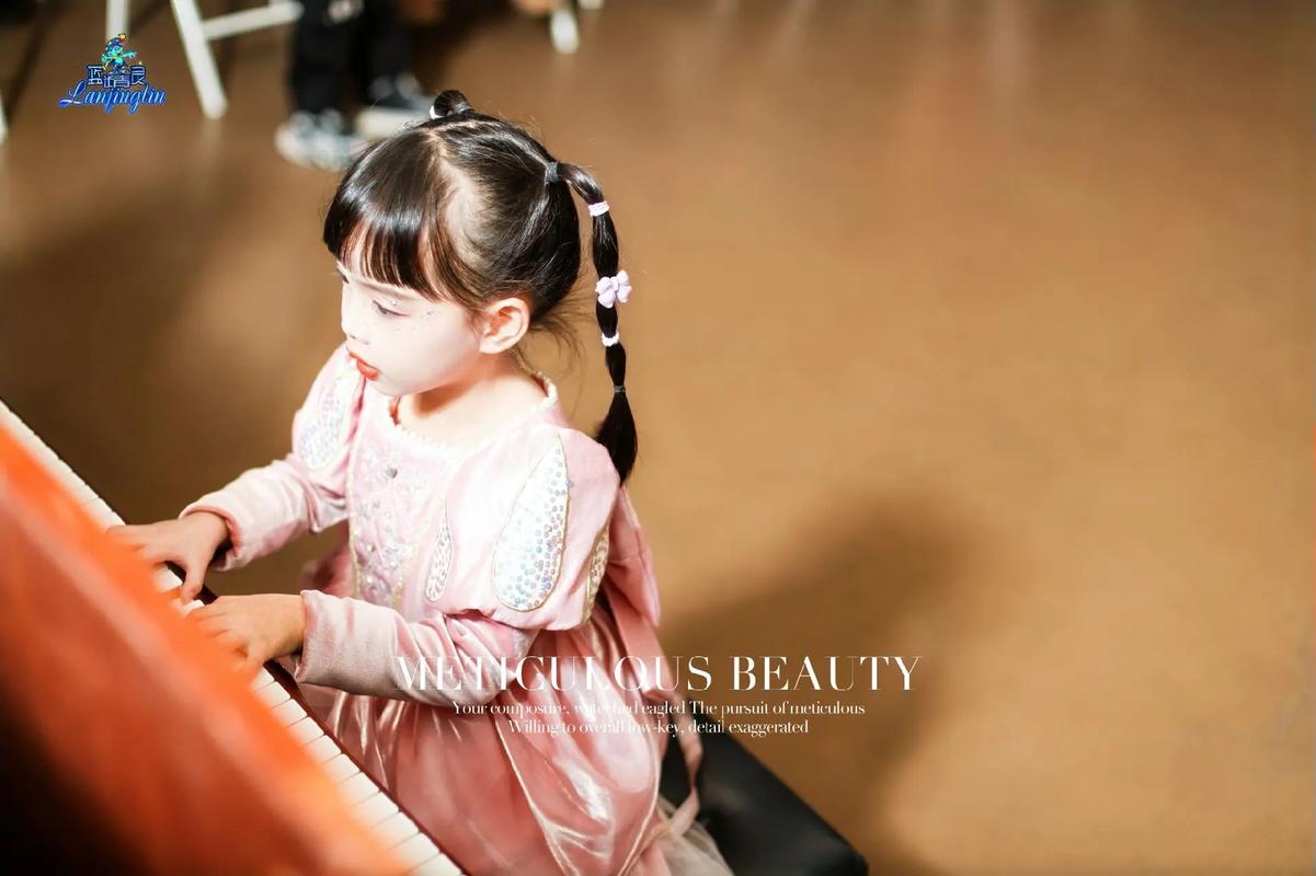 吴尊女儿给国王演奏钢琴吗?揭秘小公主惊人琴技成长