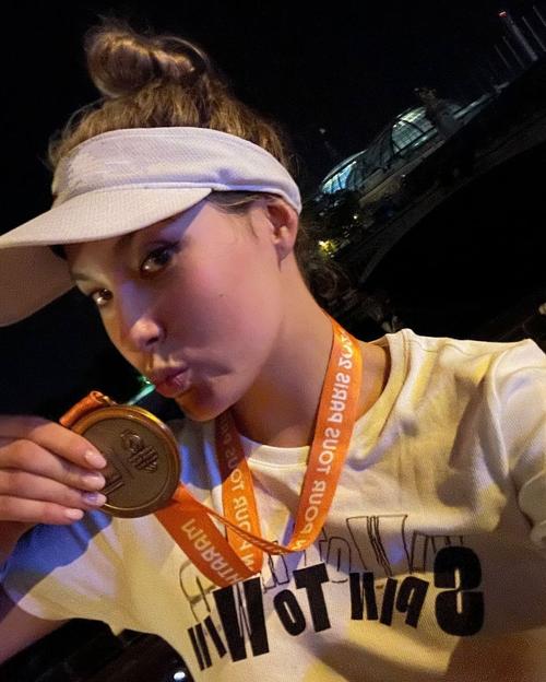 谷爱凌晒证件照引围观！冬奥选手必备拍照姿势