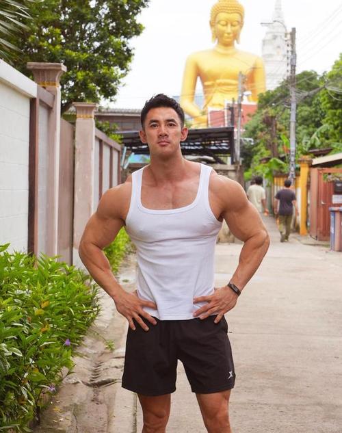 肌肉最发达的人照片曝光（真实图片震撼你的眼球）