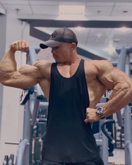 肌肉最发达的人照片曝光（真实图片震撼你的眼球）