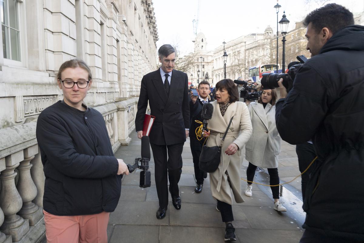 英首相给居民送奶有啥不同？对比别国政策立刻看！