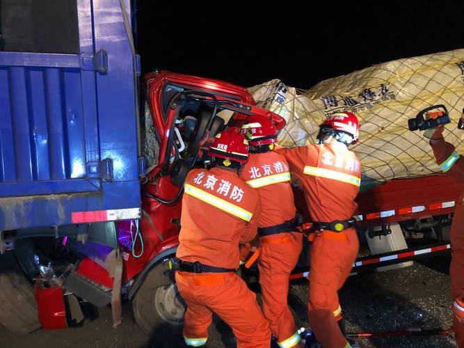 男子车祸时求消防别出声原因?孕妻电话事件深度解读!